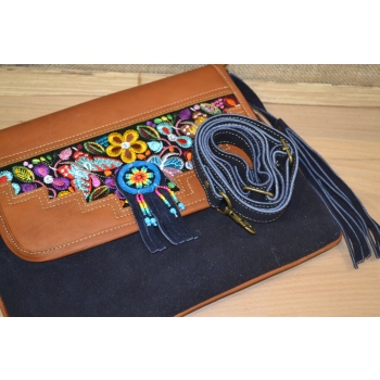 Torebka ze skóry etno w granatowym kolorze  z koralikami mullo .